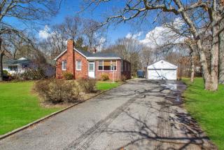 439 Long Island Ave, Gordon Heights, NY 11763-2626