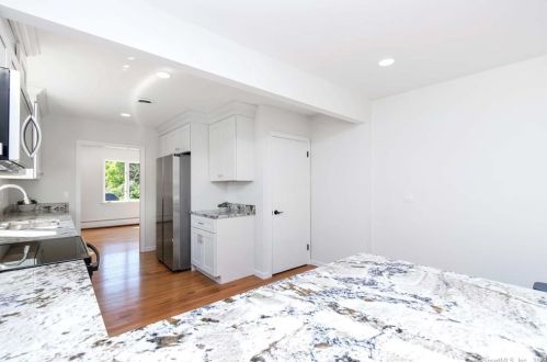 11 Bristol Rd, Windsor Locks CT  06096-2009 exterior