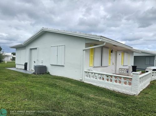 688 Lake Ct, Boynton Beach, FL 33426-5437