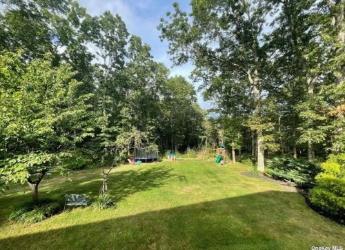 15 Ramblewood Rd, Shoreham NY  11786-2301 exterior