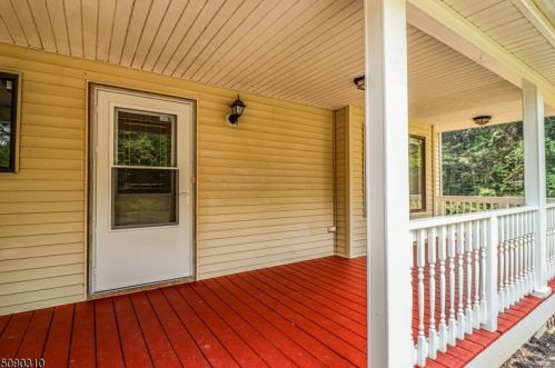 25 Blueberry Hl, Glen Gardner, NJ 08826-3630