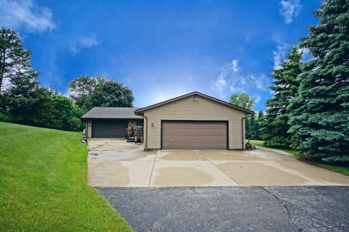 625 Prairie View Dr, North Prairie, WI 53153-9758