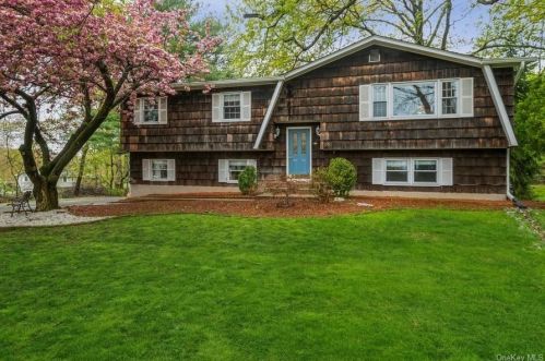 10 Melanie Ct, Valley Cottage, NY 10989-1325