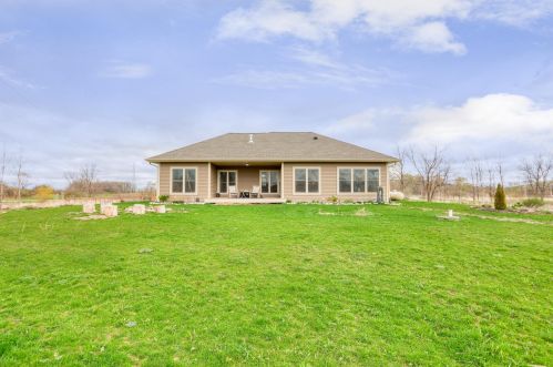 21647 8 Mile Rd, Muskego, WI 53150-6207