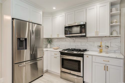 8 Valiant Ct, Mount Sinai NY  11766-2915 exterior