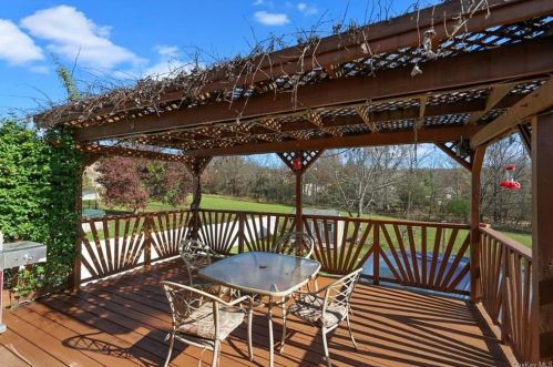 24 Somerset Dr, Washingtonville NY  10992-1372 exterior