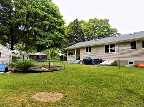 282 Hayden Sta Rd, Windsor CT 06095-1407 exterior