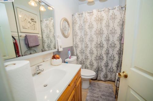 1610 14th St, Oakland CA  94607-1512 exterior