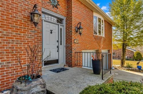 305 Skyview Dr, Jeannette, PA 15644-1149