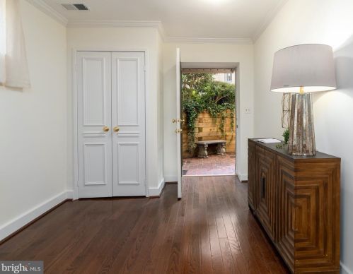 1537 30th St, Washington, DC 20007-3037