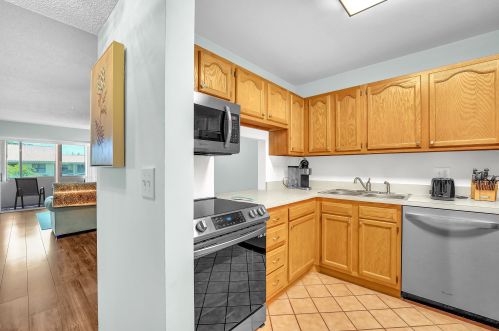 210 Lake Evelyn Dr, West Palm Beach, FL 33411-2033