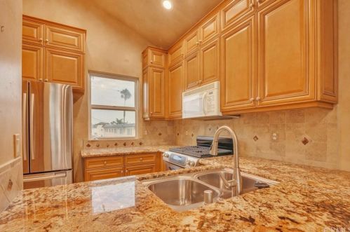 1612 Pacific Coast Hwy, Huntington Beach CA  92648-4434 exterior