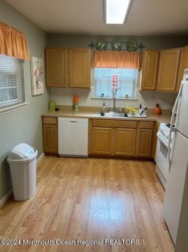 606 Bromelia Ct, Jackson Twp NJ  08527-4128 exterior