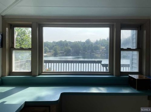 78 Upsala Path, West Milford Lakes NJ  07480-4204 exterior