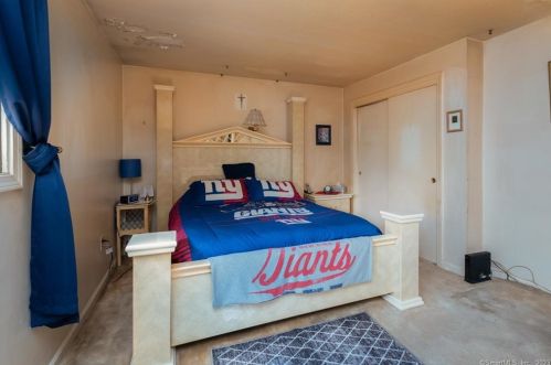 38 Pieper Dr, Wallingford CT  06492-2016 exterior