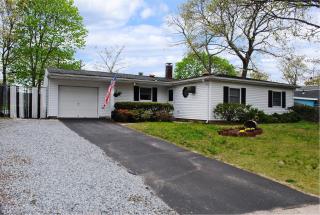 10 College Hills Dr, Farmingville, NY 11738-1446