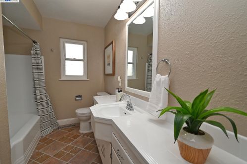2400 Prosperity Way, San Leandro CA  94578-1124 exterior