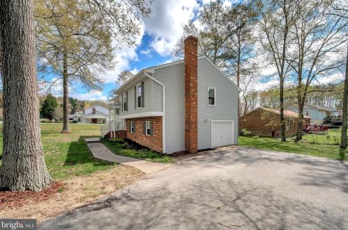 915 Stonewall Ln, Fredericksburg, VA 22407-7436