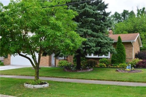 5195 Hilltop Ln, Cleveland, OH 44131-1136