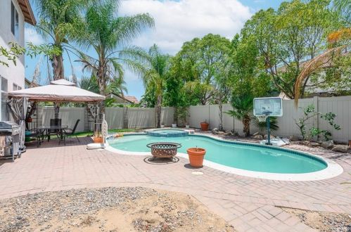 12607 Orangeblossom Ln, Riverside CA  92503-7059 exterior
