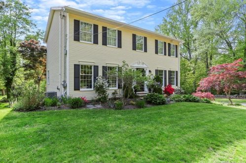 16 Green Ridge Rd, Bridgeport, CT 06611-4946