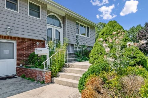 2 Chongo Pl, Huntington Station, NY 11746-6606