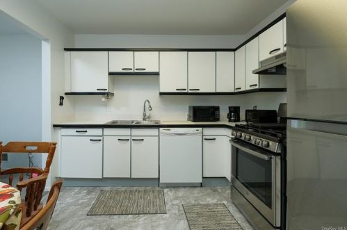 5 Hudson Watch Dr, Crotonville NY  10562-2439 exterior