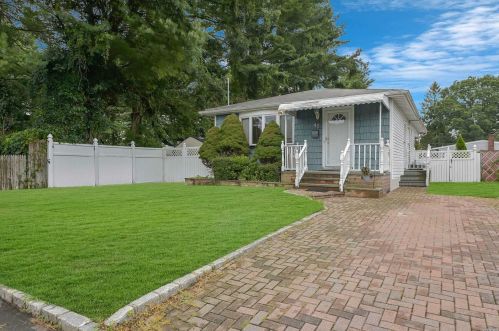45 Amsterdam Ave, Babylon, NY 11704-4819