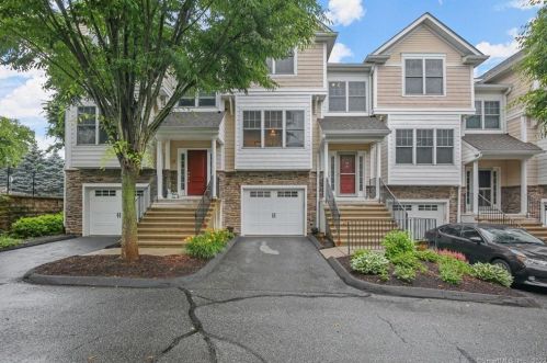304 Woodland Hills Dr, Bridgeport, CT 06611-6358