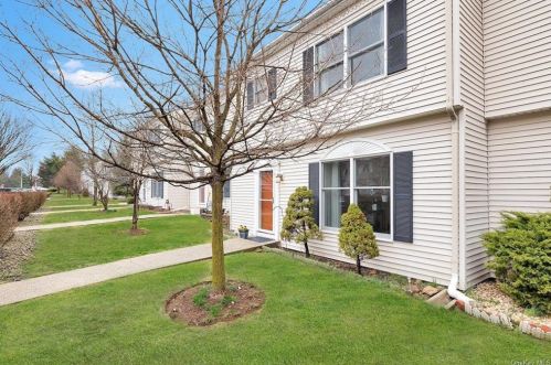 22 Lackawanna Trl, Airmont, NY 10901-4923
