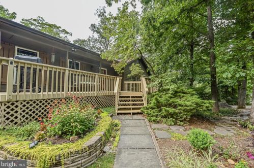 5802 Fitzhugh St, Springfield, VA 22015-3625
