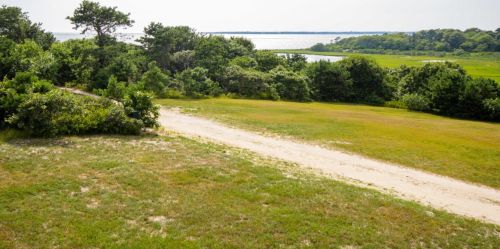 69 Bay View Ave, Marthas Vineyard MA 02539-4716 exterior