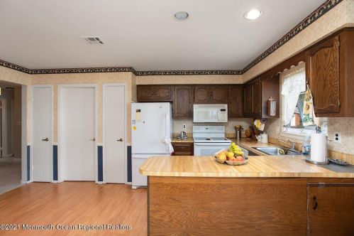64 Courtshire Dr, Bricktown NJ  08723-7138 exterior