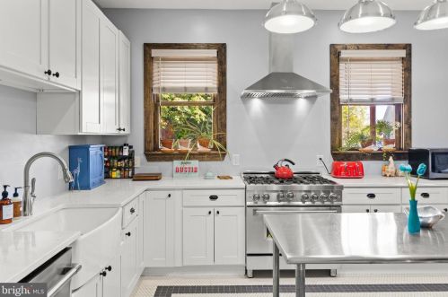 1350 Maple View Pl, Washington, DC 20020-5720