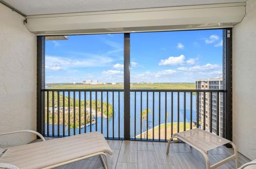 15 Bluebill Ave, Naples FL  34108-1792 exterior