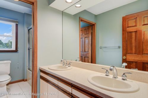 515 Seven Bridges Rd, Little Silver NJ  07739-1742 exterior