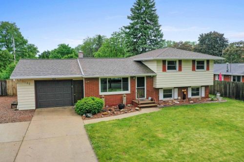 1135 Blue Ridge Dr, Green Bay, WI 54304-4131
