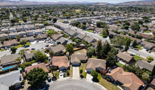 681 Spring Dr, Hollister CA  95023-3468 exterior