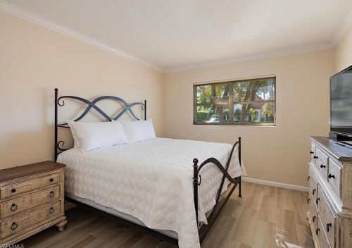 271 1st Ave, Naples, FL 34102-5902