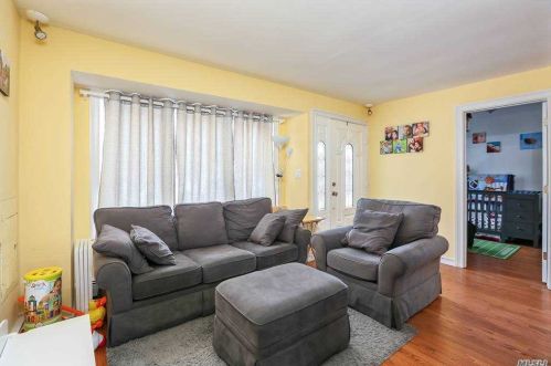 61 Hollywood Ave, North Lindenhurst NY  11757-6704 exterior