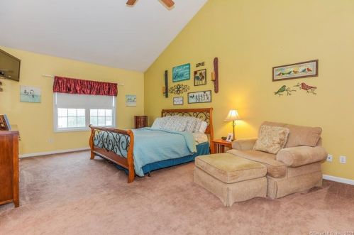 16 Patricks Ct, Wallingford CT  06492-2692 exterior