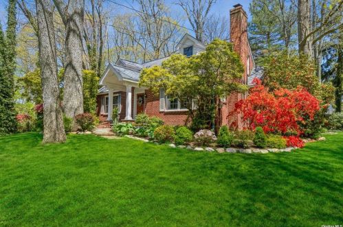 138 Vernon Valley Rd, Elwood, NY 11731-1410