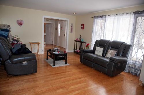 21 Dianna Rd, Londonderry NH  03053-3237 exterior
