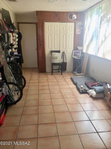 610 Swan Rd, Tucson, AZ 85711-2102