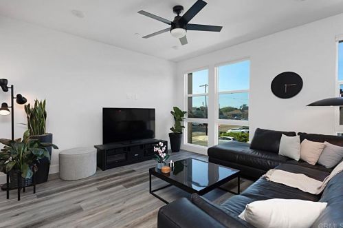 725 Oak Ave, Carlsbad CA  92008-3013 exterior