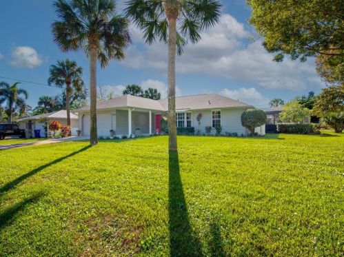 1275 5th Pl, Vero Beach, FL 32962-1561