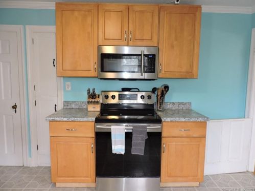 27 Vincent Rd, Bristol CT  06010-3828 exterior