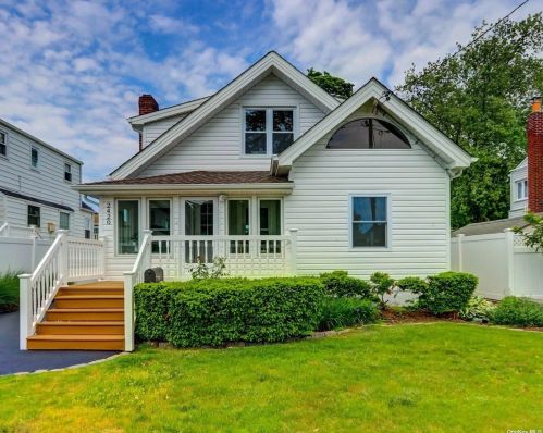 2420 Babylon St, North Wantagh, NY 11793-4502