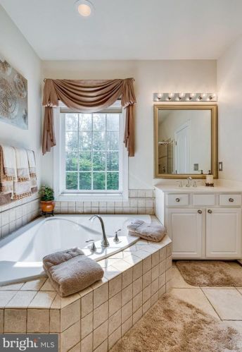 6857 Hartzell Hill Ln, Haymarket VA  20169-4944 exterior