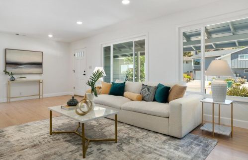 569 Crestmont Dr, Oakland, CA 94619-2319